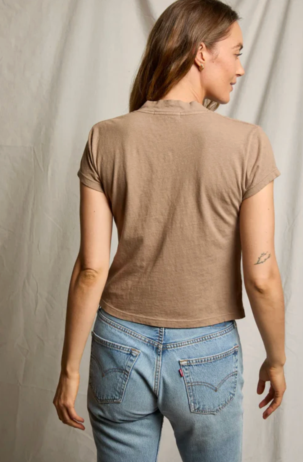 perfectwhitetee T-Shirt Alanis Recycled Cotton V Neck Tee, Mocha Soho-Boutique