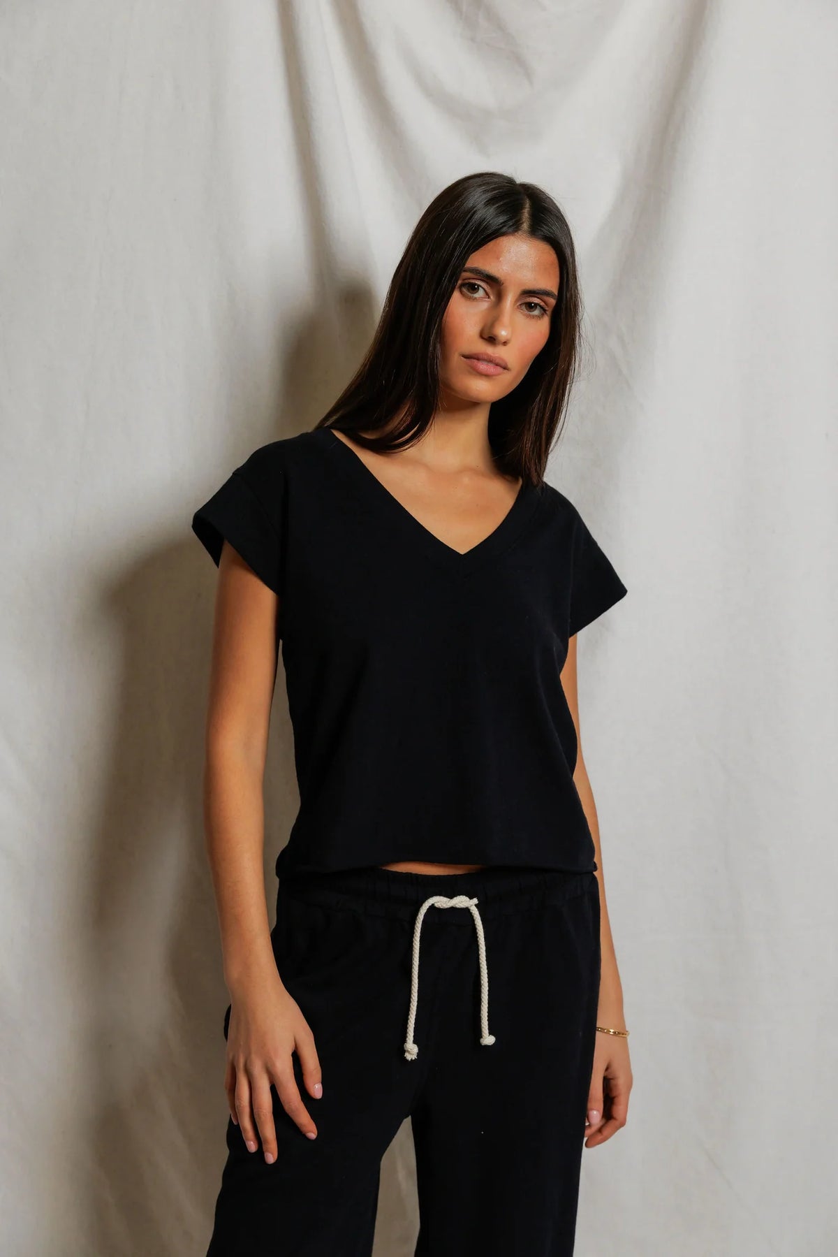 perfectwhitetee T-Shirt Pearl V Neck Tee, True Black Soho-Boutique